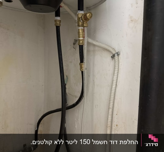 חיבורים וצינורות של דוד שמש על קיר לבן